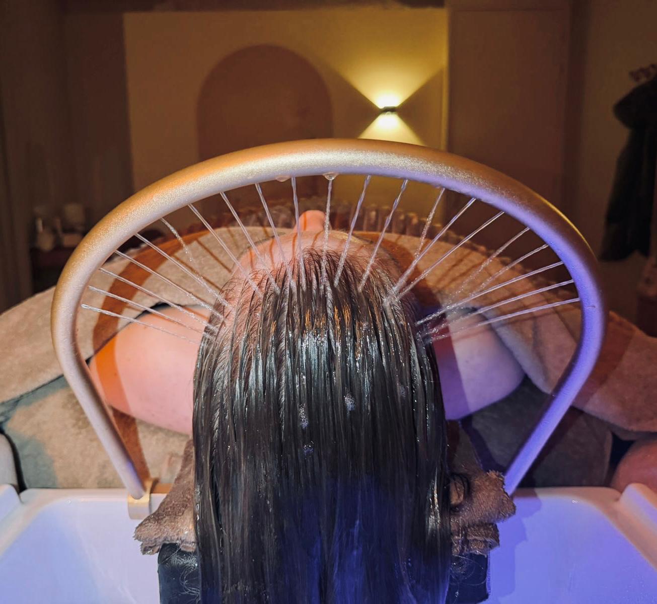 Warme waterboog tijdens een headspa bij By Es Wellness in Hattem, het moment dat je met een cadeaubon weggeeft