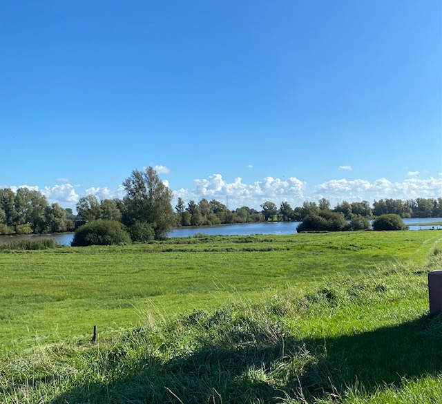 Uitzicht over het water en de weilanden vlakbij de praktijk in Hattem